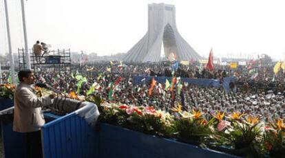 Ahmadineyad habla a los asistentes a los actos de celebración del aniversario de la revolución islámica, en la plaza Azadí
de Teherán.