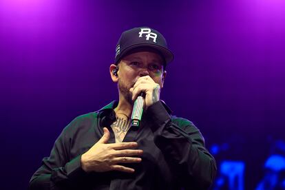 Residente canta durante el cierre de campaña de Juan Dalmau.