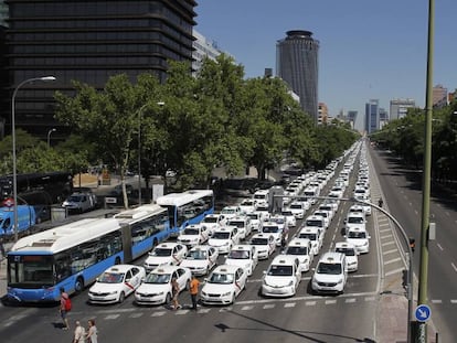Los taxis colapsan el Paseo de la Castellana, en Madrid, este lunes.