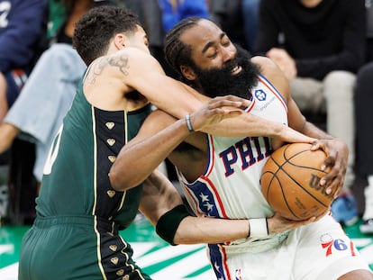 Jayson Tatum, de los Boston Celtics, y James Harden, de los Philadelphia 76ers, pugnan por un balón en el partido de este martes en Boston.