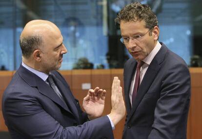 El comisario de Asuntos Econ&oacute;micos, Pierre Moscovici (izquierda) y el presidente del Eurogrupo, Jeroen Dijsselbloem, durante la reuni&oacute;n del Eurogrupo celebrada en Bruselas el 11 de julio de 2016. 