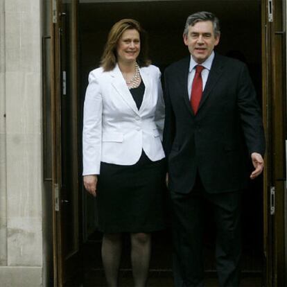 Sarah y Gordon Brown salen tras votar en las municipales de mayo.
