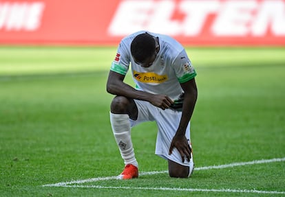 Marcus Thuram hinca su rodilla en homenaje a George Floyd tras marcar un gol con el Borussia el pasado domingo.