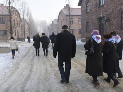 Supervivientes del Holocausto y familiares asisten a la ceremonia por el aniversario de la liberación del campo de exterminio Auschwitz-Birkenau.