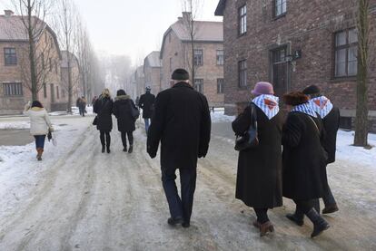 Supervivientes del Holocausto y familiares asisten a la ceremonia por el aniversario de la liberación del campo de exterminio Auschwitz-Birkenau.