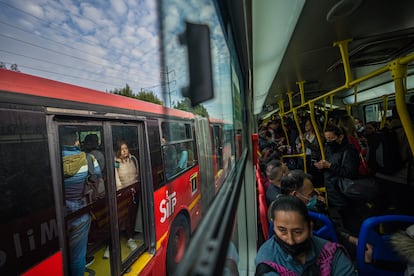 Ciudadanos se movilizan en transmilenio por la autopista norte durante el día sin carro en Bogotá (Colombia), el 22 de septiembre del 2022.