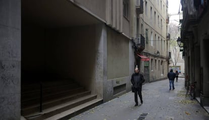 Entrada al edificio donde se halla el piso turístico ilegal.