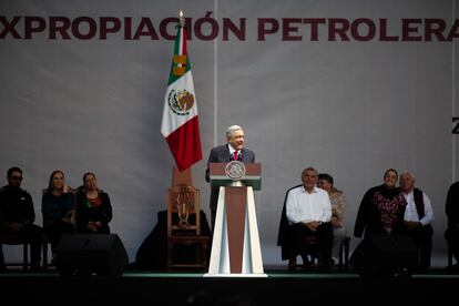 Andrés Manuel López Obrador en un templete en el Zócalo