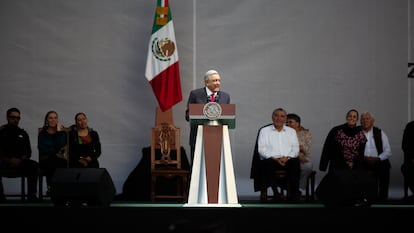 Andrés Manuel López Obrador en un templete en el Zócalo, el 18 de marzo de 2023.