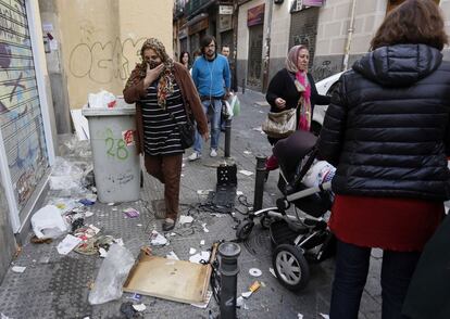 Quinta jornada de huelga de recogida de basura en la capital. En la imagen, la calle de Cabestreros en el barrio de Lavapiés.