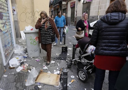 Quinta jornada de huelga de recogida de basura en la capital. En la imagen, la calle de Cabestreros en el barrio de Lavapiés.