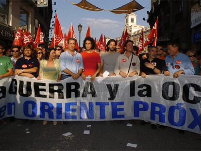 Pedro Zerolo y Gaspar LLamazares, en la cabecera de la manifestación de Madrid contra la intervención israeli en Líbano.