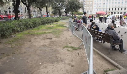 El espacio ajardinado de la plaza Catalunya donde habían acampado las personas sin techo.