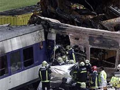 La máquina del tren de mercancías aparece destrozada sobre los vagones del Talgo.