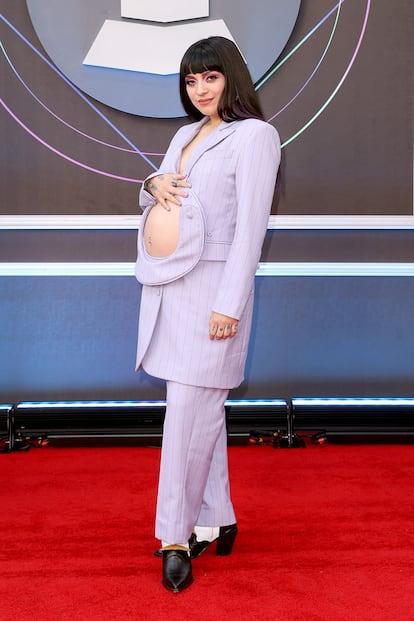 Mon Laferte recogió el premio en la categoría de mejor álbum de cantautor gracias a Seis, su penúltimo trabajo de estudio, publicado en marzo de este año. La chilena lució uno de los looks más virales de la noche con este traje malva, de la firma mexicana Mon, que dejaba al descubierto su embarazo.