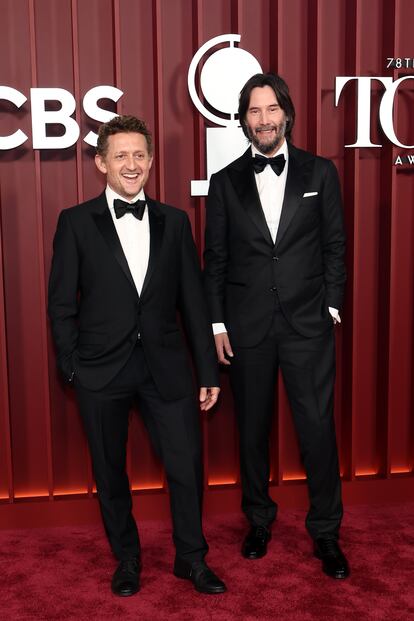 Alex Winter y Keanu Reeves posaron juntos, y con ambos con un impecable esmoquin, a su llegada a la alfombra roja de los Tony.