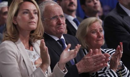 Los padres de Miguel Ángel Blanco, emocionados tras la emisión de un vídeo en recuerdo de su hijo. A su lado, la presidenta de la Cámara vasca, Arantza Quiroga, en una imagen de 2012.