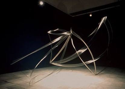 La escultura <i>Nebulosa</i> (2002-2004), de Blanca Muñoz, construida en tubo de acero inoxidable.