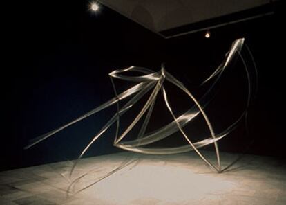 La escultura <i>Nebulosa</i> (2002-2004), de Blanca Muñoz, construida en tubo de acero inoxidable.