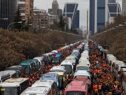 Autobuses de los manifestantes en el paseo de la Castellana de Madrid, este domingo.