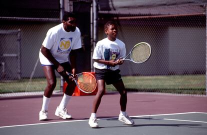 Serena Williams entrena con su padre, Richard Williams, en 1991 antes del partido que la enfrentaría a su hermana por primera vez.