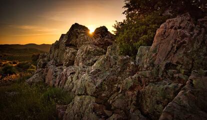 Paisaje montañoso al atardecer en los alrededores de Almodóvar del Campo.