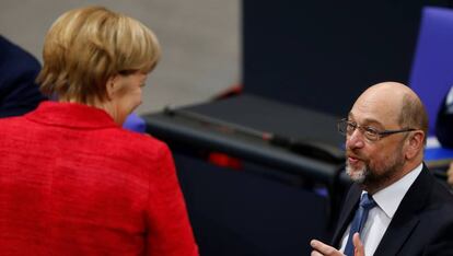 Angela Merkel conversando con Martin Schulz, líder del Partido Socialdemócrata de Alemania (SPD).