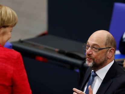 Angela Merkel conversando con Martin Schulz, l&iacute;der del Partido Socialdem&oacute;crata de Alemania (SPD). 