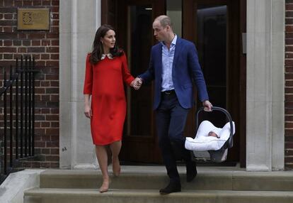 Los duques de Cambridge saliendo del St. Mary's Hospital tras el nacimiento de su hijos Luis.