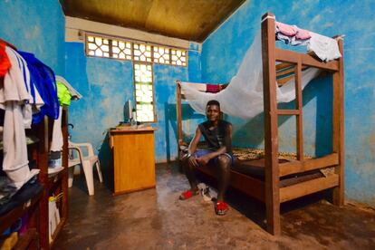 Yves Eyenga ha regresado, tras concluir los estudios secundarios, al Hogar Infantil de Bengbis para ayudar mientras espera los resultados del examen de acceso a la universidad. Aquí, en su habitación.
