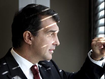 Joan Laporta mirant a través de la finestra.