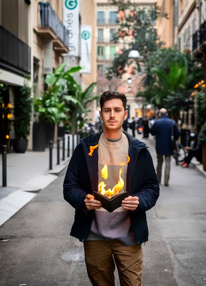 David Riudor practica en una calle de Barcelona uno de sus trucos favoritos, sacar fuego de una billetera.