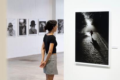 Una visitante de la exposición 'Observando la vida', dedicada a Sabine Weiss.