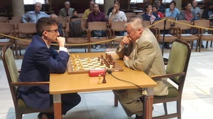 Inicio de la partida Miguel Santos-Kárpov, en la primera ronda del torneo de Salamanca, este miércoles
