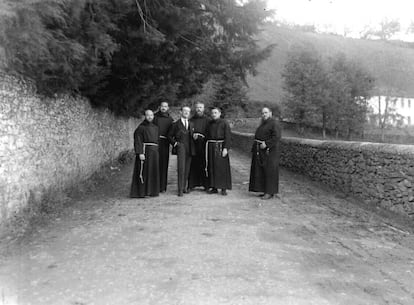 El compositor franc&eacute;s Maurice Ravel aparece, en 1927, con curas del colegio Lec&aacute;roz.