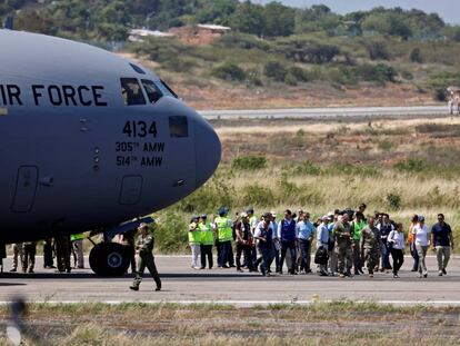 Um avião militar dos EUA com suprimentos para a Venezuela aterrissa no aeroporto de Cúcuta, Colômbia.