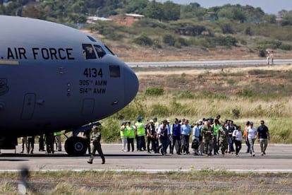 Um avião militar dos EUA com suprimentos para a Venezuela aterrissa no aeroporto de Cúcuta, Colômbia.