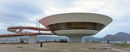 El Museo de Arte Contemporáneo de Niterói, una de sus obras más emblemáticas, construido entre 1991 y 1996, es como un platillo volante que ha aterrizado en un lugar de maravillosas vistas sobre el mar y Río de Janeiro.