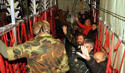 Sobrevivientes, en un avión C-130 de la Fuerza Aérea griega a su regreso de Bari (Italia) a Atenas (Grecia) este lunes