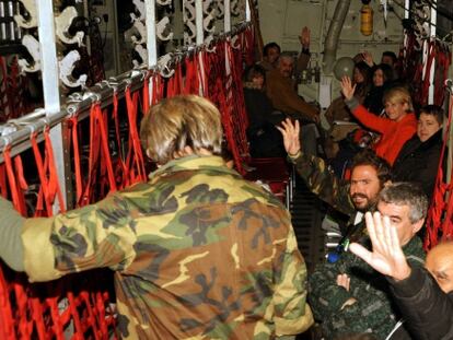 Sobrevivientes, en un avión C-130 de la Fuerza Aérea griega a su regreso de Bari (Italia) a Atenas (Grecia) este lunes