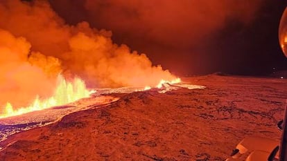 Vista aérea de la lava que fluye cerca de Sundhnukagigar, a unos tres kilómetros al noreste de Grindavik.