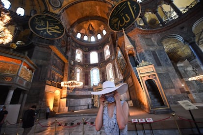 Una turista visita Santa Sofía, en Estambul, el pasado viernes, día en el que el Gobierno turco decidió su conversión en mezquita.