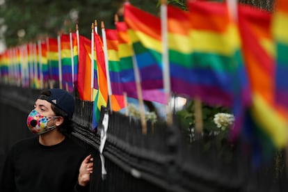 Un asistente a la marcha de orgullo gay el 25 de junio de 2020.