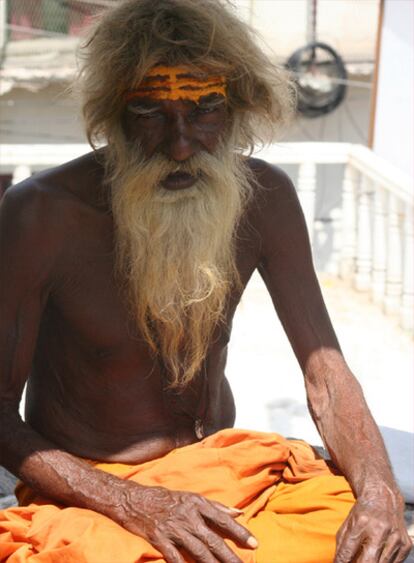 Un 'shadu' en las escaleras del templo Jagdish Mandir de Udaipur.