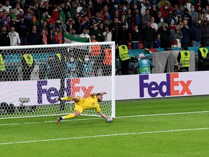 El delantero de la selección española Álvaro Morata falla el penalti ante el portero italiano Gianluigi Donnarumma durante la tanda de penaltis el partido de semifinales de la Eurocopa 2020 entre España e Italia disputado este martes en el estadio de Wembley, en Londres.