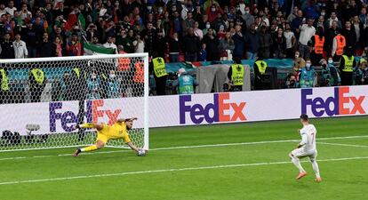 El delantero de la selección española Álvaro Morata falla el penalti ante el portero italiano Gianluigi Donnarumma durante la tanda de penaltis el partido de semifinales de la Eurocopa 2020 entre España e Italia disputado este martes en el estadio de Wembley, en Londres.