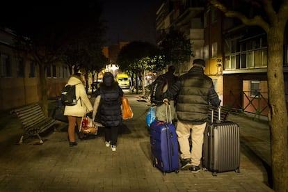 Vecinos abandonan el bloque de viviendas desalojado en la tarde noche del 3 de enero de 2023 en el municipio de San Fernando de Henares.