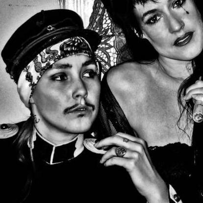 CocoRosie, el dúo de las hermanas Sierra (con bigote) y Bianca Cassidy. Abajo, Devendra Banhart.