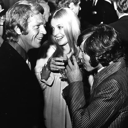 Steve McQueen, Sharon Tate y Roman Polanski en una fiesta pocas semanas antes de que ésta fuese asesinada.