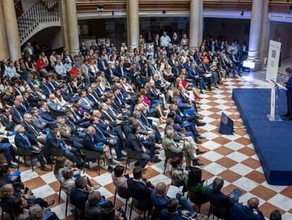 El presidente de la Generalitat, Carlos Mazón, este lunes en la presentación del Plan Simplifica de la Generalitat, en el Palau de les Comunicacions de Valencia. 
 FOTO :MÒNICA TORRES EL PAÍS